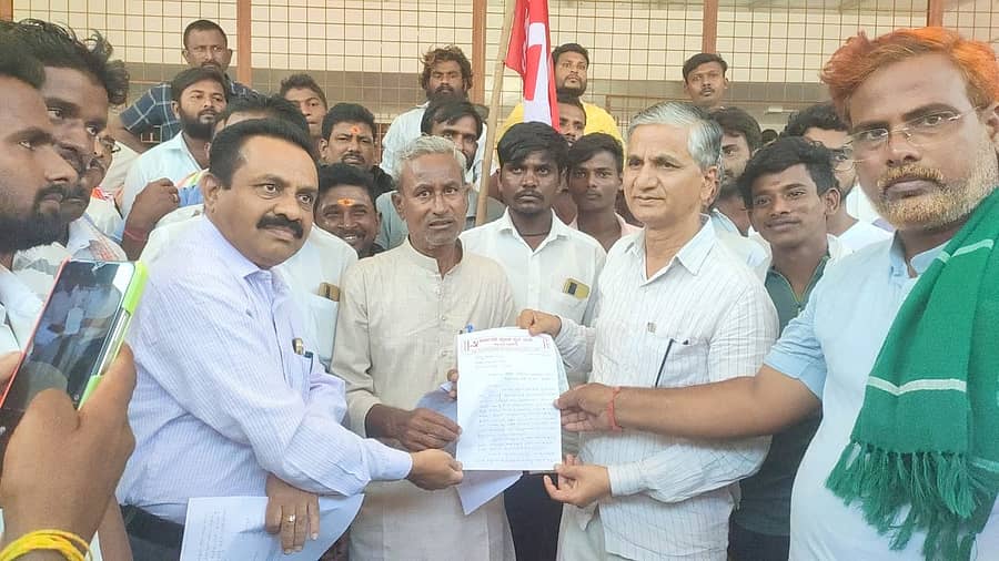 9ಎಸ್ಎಚ್ಪಿ 2: ಶಹಾಪುರ ತಾಲ್ಲೂಕಿನ ಭೀಮರಾಯನಗುಡಿಯ ಮುಖ್ಯ ಎಂಜಿನಿಯರ್ ಅವರಿಗೆ ಪ್ರಾಂತ ರೈತ ಸಂಘದ ಮುಖಂಡರು ಬುಧವಾರ ಮನವಿ ಸಲ್ಲಿಸಿ ಜನೇವರಿ ಕೊನೆಯವರೆಗೆ ಕಾಲುವೆಗೆ ನೀರು ಹರಿಸುವಂತೆ ಮನವಿ ಸಲ್ಲಿಸಿದರು