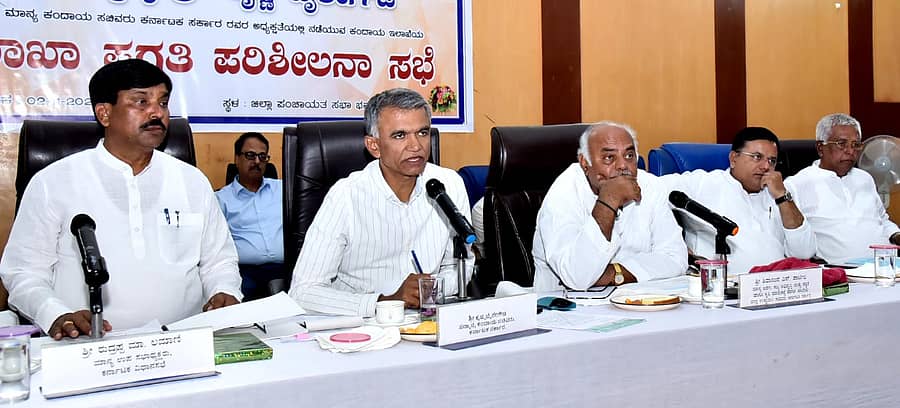 ಹಾವೇರಿ ಜಿಲ್ಲಾ ಪಂಚಾಯಿತಿ ಸಭಾಂಗಣದಲ್ಲಿ ಗುರುವಾರ ಕಂದಾಯ ಇಲಾಖೆ ಪ್ರಗತಿ ಪರಿಶೀಲನಾ ಸಭೆಯಲ್ಲಿ ಕಂದಾಯ ಸಚಿವ ಕೃಷ್ಣ ಬೈರೇಗೌಡ ಮಾತನಾಡಿದರು. ಶಾಸಕ ರುದ್ರಪ್ಪ ಲಮಾಣಿ, ಜಿಲ್ಲಾ ಉಸ್ತುವಾರಿ ಸಚಿವ ಶಿವಾನಂದ ಪಾಟೀಲ, ಶಾಸಕರಾದ ಶ್ರೀನಿವಾಸ ಮಾನೆ, ಬಸವರಾಜ ಶಿವಣ್ಣನವರ ಇದ್ದಾರೆ –ಪ್ರಜಾವಾಣಿ ಚಿತ್ರ