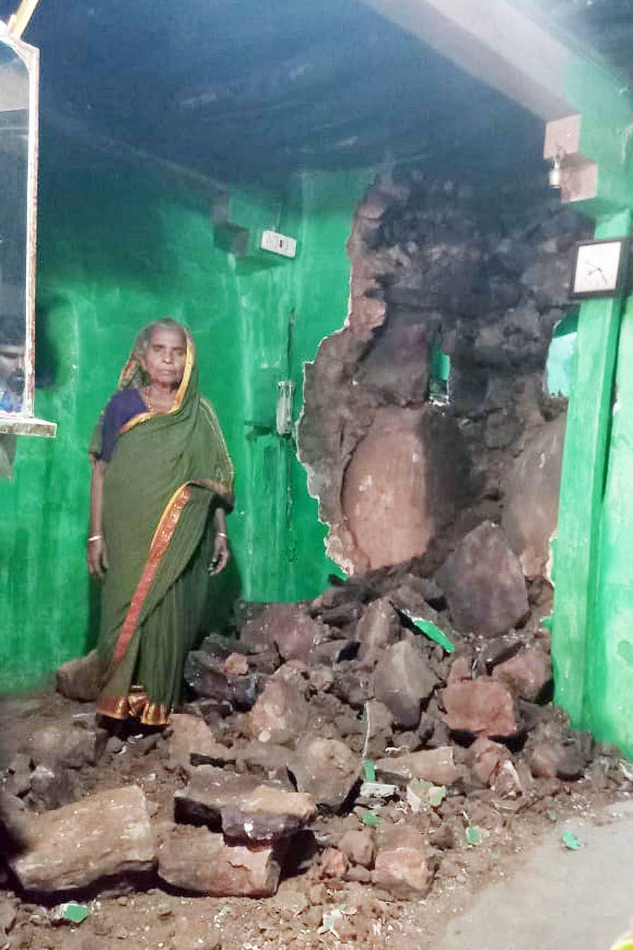 ಬುಧವಾರ ಸುರಿದ ಮಳೆಗೆ ಕೂಡ್ಲಿಗಿ ತಾಲ್ಲೂಕಿನ ಗುಡೇಕೋಟೆ ಹೋಬಳಿಯ ನಾಗರಹುಣಸೆ ಗ್ರಾಮದ ಪಾಲಮ್ಮ ಅವರ ಮನೆಯ ಗೋಡೆ ಬಿದ್ದಿರುವುದು