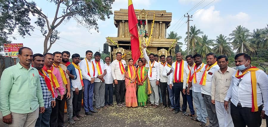 ಕರ್ನಾಟಕ ಸಂಭ್ರಮ 50ರ ಅಂಗವಾಗಿ ಸಂಚರಿಸಲಿರುವ ಜ್ಯೋತಿ ರಥಯಾತ್ರೆ ಅಳವಂಡಿ ಗ್ರಾಮಕ್ಕೆ ಆಗಮಿಸಿದ್ದಂತೆ ಗಣ್ಯರು ಸ್ವಾಗತಿಸಿದರು