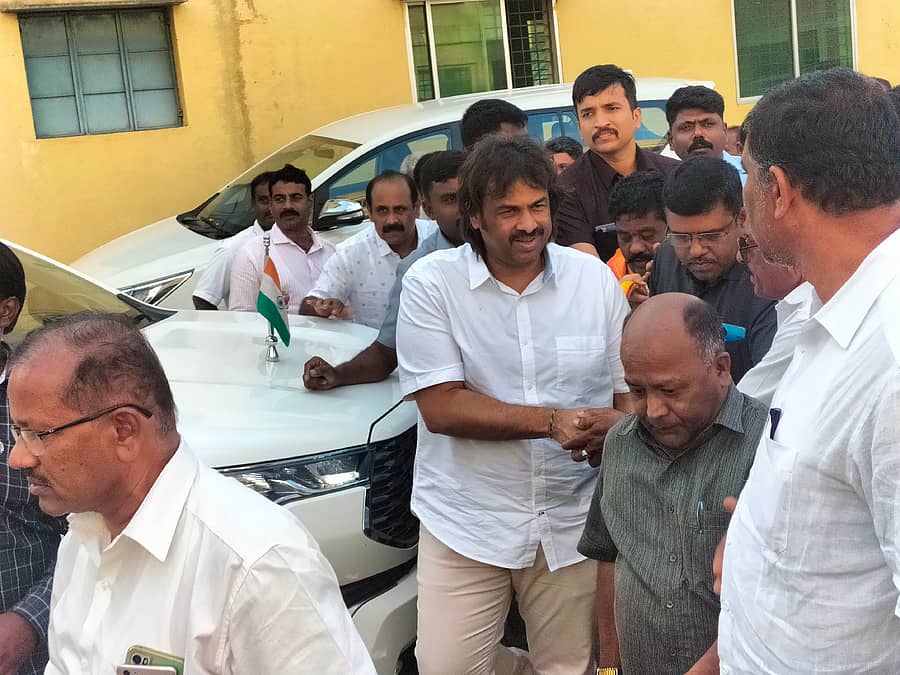 ಹಾಸನದ ಕಾಂಗ್ರೆಸ್ ಜಿಲ್ಲಾ ಘಟಕದ ಕಚೇರಿಗೆ ಭೇಟಿ ನೀಡಿದ ಸಚಿವ ಮಧು ಬಂಗಾರಪ್ಪ, ಕಾರ್ಯಕರ್ತರ ಜೊತೆಗೆ ಮಾತನಾಡಿದರು