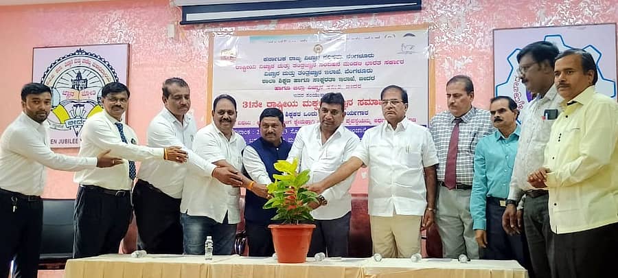 ಬೀದರ್ನಲ್ಲಿ ಹಮ್ಮಿಕೊಂಡಿದ್ದ ವಿಜ್ಞಾನ ಸಮಾವೇಶವನ್ನು ಹೈದರಾಬಾದ್ ಕರ್ನಾಟಕ ಶಿಕ್ಷಣ ಸಂಸ್ಥೆಯ ಆಡಳಿತ ಮಂಡಳಿ ಸದಸ್ಯ ಡಾ. ರಜನೀಶ ವಾಲಿ ಸಸಿಗೆ ನೀರೆರೆದು ಉದ್ಘಾಟಿಸಿದರು