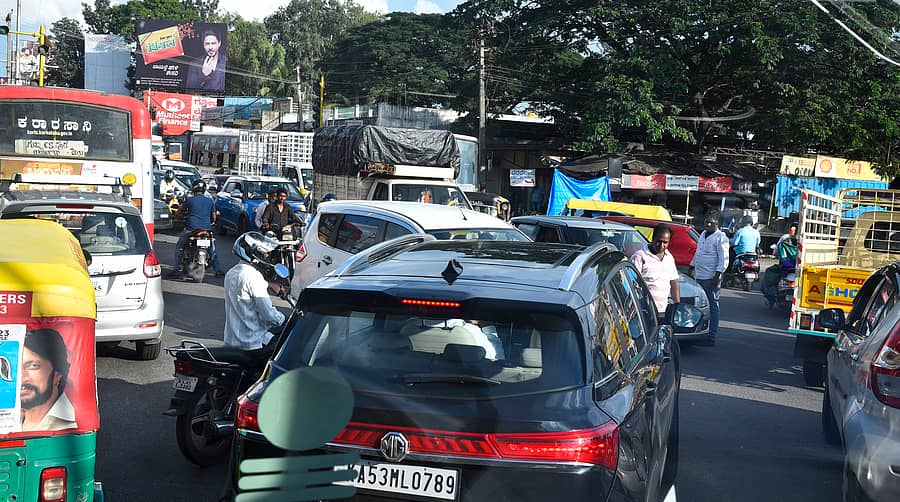 ತುಮಕೂರಿನ ಗುಬ್ಬಿ ಗೇಟ್ ಬಳಿ ವಾಹನಗಳ ದಟ್ಟಣೆ