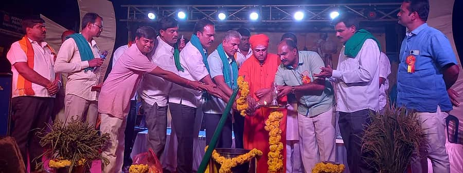 ಮಾಗಡಿ ತಾಲ್ಲೂಕಿನ ತಾಳೆಕೆರೆ ಹ್ಯಾಂಡ್ ಪೋಸ್ಟ್ನಲ್ಲಿ ರೈತ ಸಂಘ ಹಾಗೂ ಹಸಿರು ಸೇನೆಯಿಂದ ನಡೆದ ಕನ್ನಡ ರಾಜ್ಯೋತ್ಸವಕ್ಕೆ ಜಗಣ್ಣಯ್ಯ ಮಠಾಧ್ಯಕ್ಷ ಚನ್ನ ಬಸವಸ್ವಾಮೀಜಿ ಚಾಲನೆ ನೀಡಿದರು. ರಾಜ್ಯ ರೈತ ಸಂಘದ ಅಧ್ಯಕ್ಷ ಕೋಡಿಹಳ್ಳಿ ಚಂದ್ರಶೇಖರ್, ತಾಲ್ಲೂಕು ಸಂಘದ ಅಧ್ಯಕ್ಷ ಗೋವಿಂದರಾಜು, ಕೆ.ಎಚ್.ಶಿವರಾಜ್, ರಂಗಸ್ವಾಮಯ್ಯ, ಟಿ.ಎನ್.ಪದ್ಮನಾಭ ಹಾಗೂ ರೈತರು ಇದ್ದರು