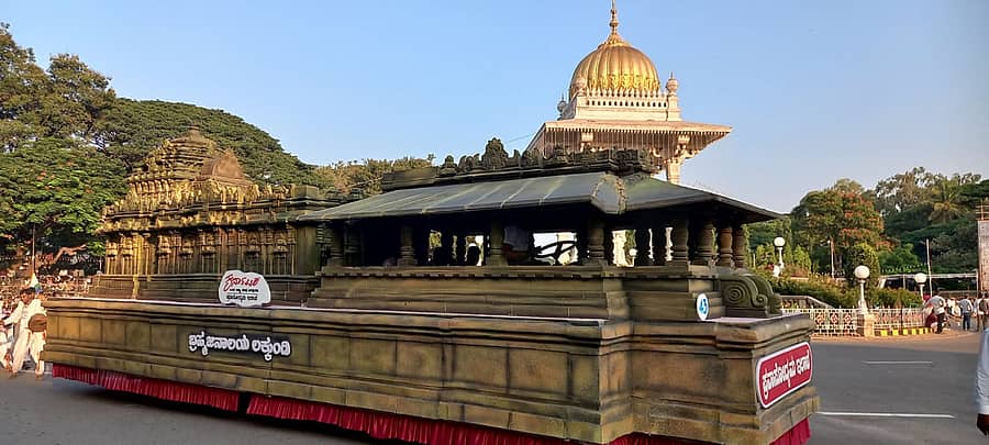 ಗದುಗಿನ ಕಲಾವಿದರ ಕೈಚಳಕದಲ್ಲಿ ಮೈದಳೆದ ಲಕ್ಕುಂಡಿ ಬ್ರಹ್ಮ ಜಿನಾಲಯ