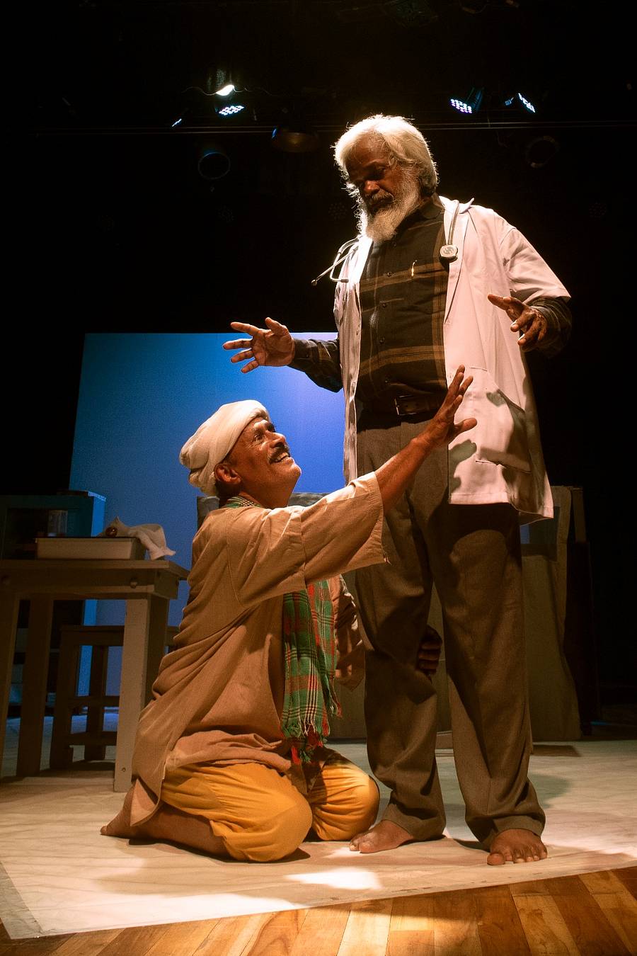 ಮುಟ್ಟಿಸಿಕೊಂಡವನು ನಾಟಕದ ಚಿತ್ರ.