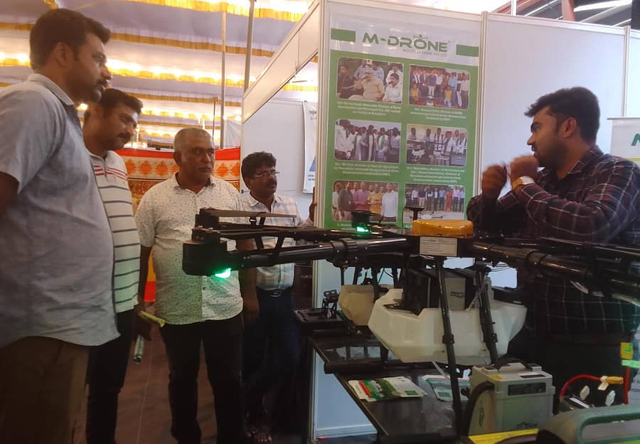 ಗೋಣಿಕೊಪ್ಪಲು ಬಳಿಯ ಪೊನ್ನಂಪೇಟೆ ಕೂರ್ಗ್ ತಾಂತ್ರಿಕ ಕಾಲೇಜಿನ ಕೃಷಿ ಮೇಳದಲ್ಲಿ ಕೃಷಿಕರನ್ನು ಆಕರ್ಷಿಸಿದ ಡ್ರೋನ್ ಸ್ಪೇಯರ್ ಯಂತ್ರ