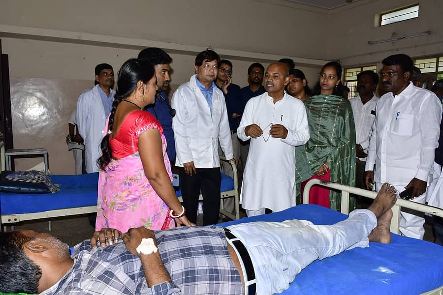 ಬಳ್ಳಾರಿಯ ವಿಮ್ಸ್‌ ವೈದ್ಯಕೀಯ ವಿಜ್ಞಾನ ಸಂಸ್ಥೆಗೆ ಗುರುವಾರ ಭೇಟಿ ನೀಡಿದ್ದ ವೈದ್ಯಕೀಯ ಶಿಕ್ಷಣ ಸಚಿವ ಡಾ. ಶರಣಪ್ರಕಾಶ ಪಾಟೀಲ್‌ ರೋಗಿಗಳು ಹಾಗೂ ಅವರ ಸಂಬಂಧಿಕರ ಜತೆ ಮಾತನಾಡಿ ಚಿಕಿತ್ಸೆ ಕುರಿತು ಮಾಹಿತಿ ಪಡೆದರು.