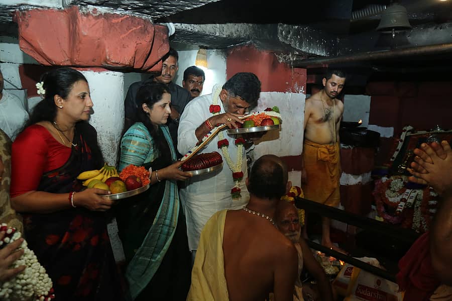 <div class="paragraphs"><p>ಡಿಸಿಎಂ ಡಿ ಕೆ ಶಿವಕುಮಾರ್ ಹಾಗೂ ಅವರ ಪತ್ನಿ ಉಷಾ ಅವರು ಹಾಸನದ ಹಾಸನಾಂಬ ದೇಗುಲದಲ್ಲಿ ಗುರುವಾರ ರಾತ್ರಿ ಪೂಜೆ ಸಲ್ಲಿಸಿದರು. ಶಾಸಕ ಡಾ. ರಂಗನಾಥ್, ಅವರ ಪತ್ನಿ ಸುಮಾ ಅವರು ಜತೆಗಿದ್ದರು.</p></div>