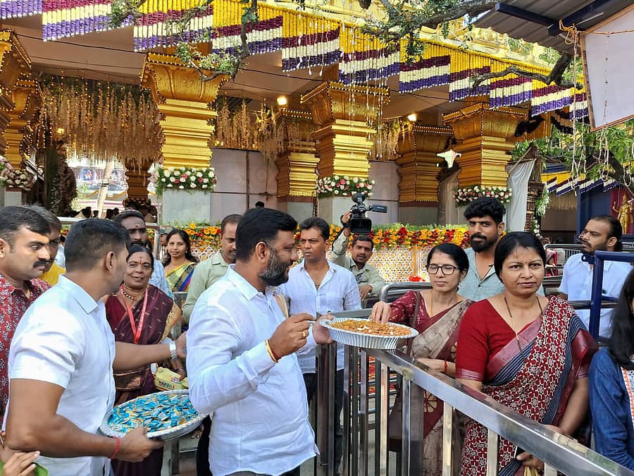 ದರ್ಶನಕ್ಕೆ ಬಂದಿದ್ದ ಭಕ್ತರಿಗೆ ಶಾಸಕ ಸ್ವರೂಪ್‌ ಪ್ರಕಾಶ್‌ ಸೋಮವಾರ ಡ್ರೈಫ್ರೂಟ್ಸ್‌ ನೀಡಿದರು.