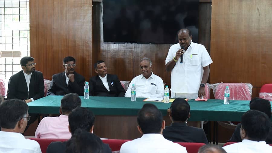 ರಾಮನಗರದಲ್ಲಿ ಜಿಲ್ಲಾ ವಕೀಲರ ಸಂಘದ ಕಚೇರಿಯಲ್ಲಿ ಜೆಡಿಎಸ್ ಅಧ್ಯಕ್ಷ ಎಚ್.ಡಿ. ಕುಮಾರಸ್ವಾಮಿ ಅವರು ವಕೀಲರನ್ನು ಉದ್ದೇಶಿಸಿ ಮಾತನಾಡಿದರು. ಸಂಘದ ಉಪಾಧ್ಯಕ್ಷ ಚಂದ್ರಶೇಖರ್, ಪ್ರಧಾನ ಕಾರ್ಯದರ್ಶಿ ತಿಮ್ಮೇಗೌಡ, ಖಜಾಂಚಿ ಮಂಜೇಶ್ಗೌಡ, ಹಿರಿಯ ವಕೀಲ ಸುಬ್ಬಾಶಾಸ್ತ್ರಿ ಇದ್ದಾರೆ