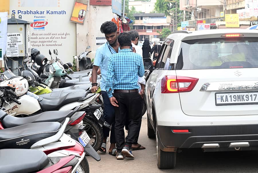 ಜಿಎಚ್ಎಸ್ ರಸ್ತೆಯಲ್ಲಿ ಪಾದಚಾರಿ ಮಾರ್ಗದಲ್ಲಿ ವಾಹನಗಳು ನಿಂತಿದ್ದು ಪಾದಚಾರಿಗಳು ತೊಂದರೆ ಅನುಭವಿಸುವಂತಾಗಿದೆ