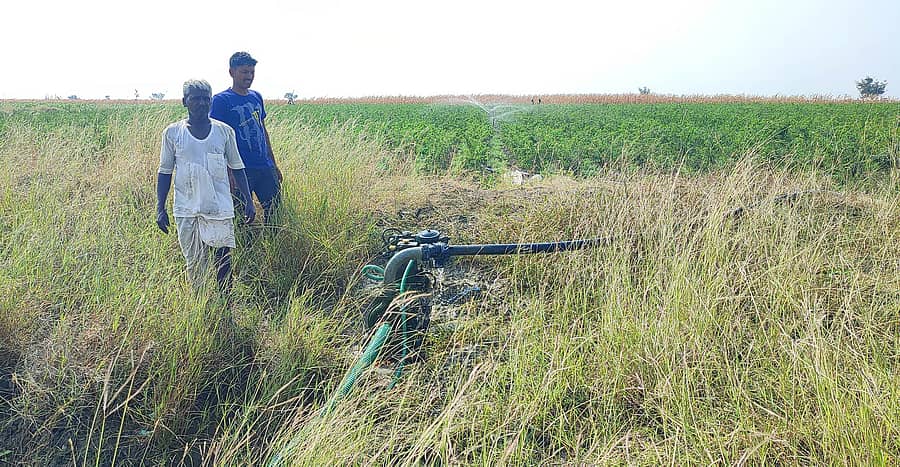 ಗಜೇಂದ್ರಗಡ ಸಮೀಪದ ರಾಜೂರ ಗ್ರಾಮದ ಜಮೀನೊಂದರಲ್ಲಿನ ಕೃಷಿ ಹೊಂಡದಲ್ಲಿನ ನೀರನ್ನು ಆಯಿಲ್ ಎಂಜಿನ್ ಹಾಗೂ ಸ್ಪಿಂಕ್ಲರ್ ಸಹಾಯದಿಂದ ಬೆಳೆಗಳಿಗೆ ಹಾಯಿಸುತ್ತಿರುವುದು