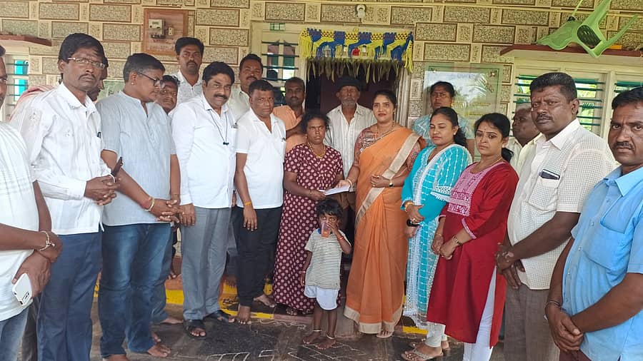 ತುರುವೇಕೆರೆಯಲ್ಲಿ ಕೆಪಿಸಿಸಿ ಒಬಿಸಿ ಘಟಕದ ಉಪಾಧ್ಯಕ್ಷೆ ಡಾ.ಪವಿತ್ರಾ ಆರ್.ಪ್ರಭಾಕರ್ ರೆಡ್ಡಿ ಅವರು ಮೃತ ಕುಮಾರ್ ಆಚಾರ್ ಕುಟುಂಬಕ್ಕೆ ಧನಸಹಾಯ ನೀಡಿದರು