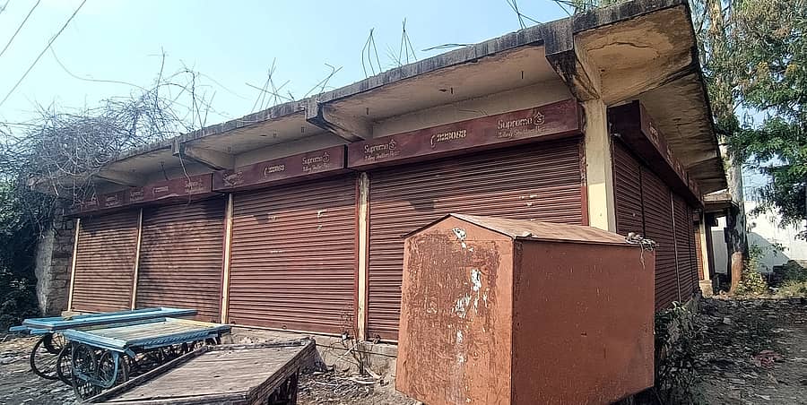 ಮುದ್ದೇಬಿಹಾಳ ಪಟ್ಟಣದ ಲಕ್ಷ್ಮಿ ಚಿತ್ರಮಂದಿರದ ಮುಂಭಾಗದಲ್ಲಿರುವ ತಂಗಡಗಿ ರಸ್ತೆ ಬದಿಯ ಮಳಿಗೆಗಳು