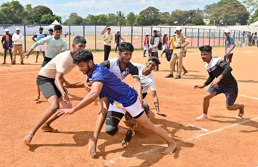 ರಾಜ್ಯ ಮಟ್ಟದ ಅಂತರ ಪಾಲಿಟೆಕ್ನಿಕ್ ಕ್ರೀಡಾಕೂಟದ ಕಬಡ್ಡಿ ಪಂದ್ಯದಲ್ಲಿ ಸುಳ್ಯ ಹಾಗೂ ಬಾಗಲಕೋಟೆ ಪಾಲಿಟೆಕ್ನಿಕ್ ತಂಡಗಳ ಆಟಗಾರರು ಪೈಪೋಟಿ ನಡೆಸಿದ ಕ್ಷಣ ಪ್ರಜಾವಾಣಿ ಚಿತ್ರ/ಅನೂಪ್ ರಾಘ.ಟಿ.