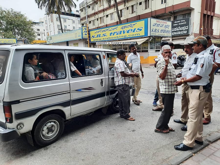ನಗರದ ಆನಂದರಾವ್ ವೃತ್ತದಲ್ಲಿ ಶಾಲಾ ವಾಹನಗಳನ್ನು ತಡೆದು ಸಂಚಾರ ಪೊಲೀಸರು ಮಂಗಳವಾರ ತಪಾಸಣೆ ನಡೆಸಿದರು