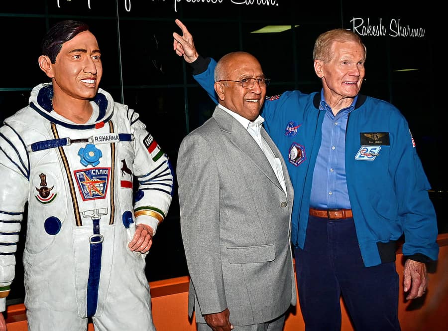 ವಿಶ್ವೇಶ್ವರಯ್ಯ ಇಂಡಸ್ಟ್ರಿಯಲ್ ಆ್ಯಂಡ್ ಟೆಕ್ನಾಲಜಿಕಲ್ ಮ್ಯೂಸಿಯಂನಲ್ಲಿ ರಾಕೇಶ್ ಶರ್ಮಾ ಅವರ ಪ್ರತಿಕೃತಿ ಮುಂದೆ ರಾಕೇಶ್ ಶರ್ಮಾ ಹಾಗೂ ಬಿಲ್ ನೆಲ್ಸನ್ ಕಾಣಿಸಿಕೊಂಡಿದ್ದು ಹೀಗೆ...