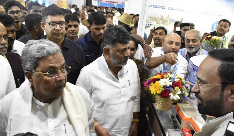 ‘ಮುನಿಸಿಪಾಲಿಕಾ-2023’ 17ನೇ ಅಂತರರಾಷ್ಟ್ರೀಯ ಸಮ್ಮೇಳನಕ್ಕೆ ಮುಖ್ಯಮಂತ್ರಿ ಸಿದ್ದರಾಮಯ್ಯ ಮತ್ತು ಉಪ ಮುಖ್ಯಮಂತ್ರಿ ಡಿ.ಕೆ. ಶಿವಕುಮಾರ್ ಭೇಟಿ ನೀಡಿದ್ದ ಸಂದರ್ಭದಲ್ಲಿ ಬಿಡಬ್ಲ್ಯುಎಸ್ಎಸ್ಬಿ ಅಧ್ಯಕ್ಷ ಎನ್. ಜಯರಾಮ್ ಅವರು ಮಳೆ ನೀರು ಸಂಗ್ರಹ ಪದ್ಧತಿ ಬಗ್ಗೆ ಮಾಹಿತಿ ನೀಡಿದ್ದರು