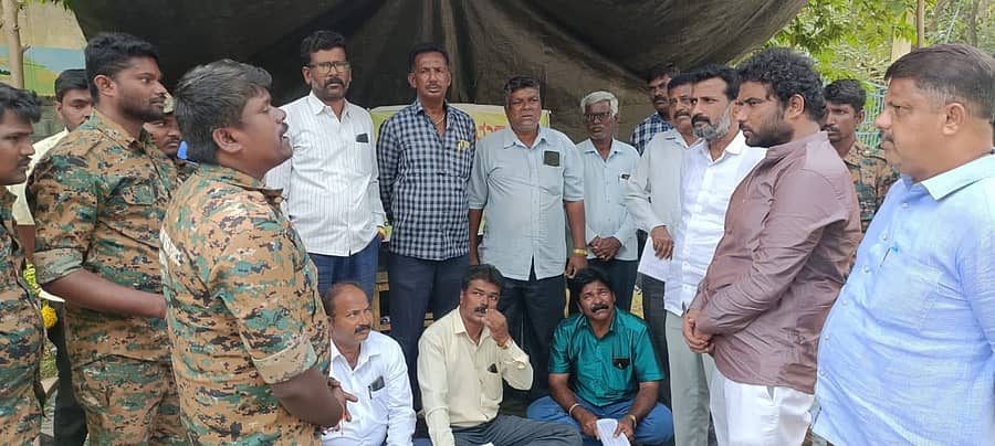 ಎಚ್.ಡಿ.ಕೋಟೆ ಪಟ್ಟಣದ ಹ್ಯಾಂಡ್ ಪೋಸ್ಟ್ ಅರಣ್ಯ ಇಲಾಖೆ ಕಚೇರಿ ಎದುರು ಆನೆ ಕಾವಲು ಪಡೆ ಸಿಬ್ಬಂದಿಗಳು ಕೈಗೊಂಡಿದ್ದ ಅನಿರ್ದಿಷ್ಟಾವಧಿ ಪ್ರತಿಭಟನ ಸ್ಥಳಕ್ಕೆ ಶಾಸಕ ಅನಿಲ್ ಚಿಕ್ಕಮಾದು ಬೇಟಿ ಪ್ರತಿಭಟನೆ ಕೈಬಿಡುವಂತೆ ಮನವೊಲಿಸಿದರು.