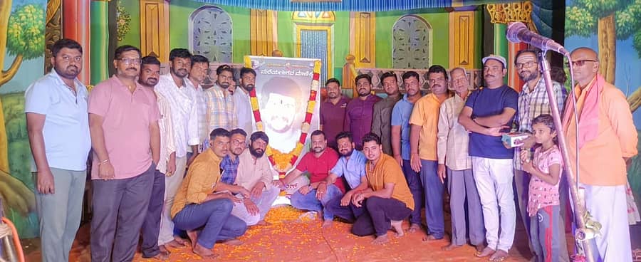 ಶಿಕಾರಿಪುರದ ಮಂಜುನಾಥ ನಾಟ್ಯ ಸಂಘದ ರಂಗಮಂಟಪದಲ್ಲಿ ಗುರುವಾರ ಶಂಕರ್ ನಾಗ್ ಅಭಿಮಾನಿಗಳು ನಟ ದಿ.ಶಂಕರ್ ನಾಗ್ 69ನೇ ವರ್ಷದ ಜನ್ಮದಿನವನ್ನು ಅಚರಿಸಿದರು