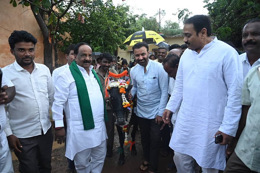 ಹುಬ್ಬಳ್ಳಿ ತಾಲ್ಲೂಕಿನ ಕುಸುಗಲ್ಲ ಗ್ರಾಮದಲ್ಲಿ ಸೋಮವಾರ ಏರ್ಪಡಿಸಿದ್ದ ಬರಡು ದನಗಳ ಚಿಕಿತ್ಸಾ ಶಿಬಿರಕ್ಕೆ ಸಚಿವ ಸಂತೋಷ್ ಲಾಡ್ ಚಾಲನೆ ನಿಡಿ, ಹಸುವಿಗೆ ಪೂಜೆ ಸಲ್ಲಿಸಿದರು. ಶಾಸಕ ಎನ್.ಎಚ್.ಕೋನರಡ್ಡಿ, ಕಾಂಗ್ರೆಸ್ ಮುಖಂಡ ಅನಿಲಕುಮಾರ ಪಾಟೀಲ ಇದ್ದಾರೆ