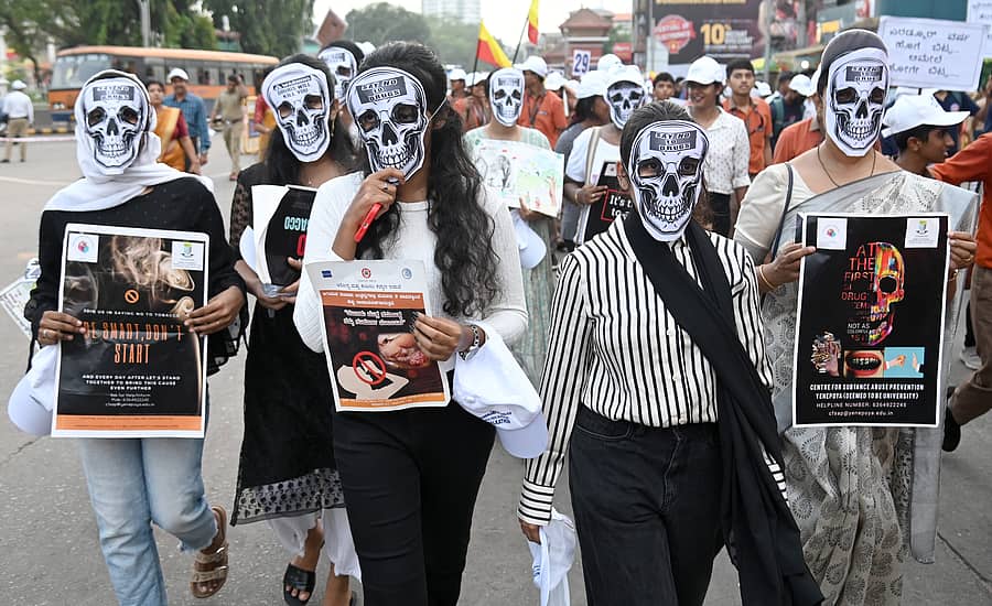 ಡ್ರಗ್ಸ್ ಮುಕ್ತ ಭವಿಷ್ಯಕ್ಕಾಗಿ ‘ವಾಕಥಾನ್’ನಲ್ಲಿ ವಿದ್ಯಾರ್ಥಿನಿಯರು ಮುಖವಾಡಗಳನ್ನು ಧರಿಸಿ ಹೆಜ್ಜೆ ಹಾಕುವ ಮೂಲಕ ಮಾದಕ ಪದಾರ್ಥ ಸೇವನೆಯ ವಿರುದ್ಧ ಜಾಗೃತಿ ಮೂಡಿಸಿದರು – ಪ್ರಜಾವಾಣಿ ಚಿತ್ರ