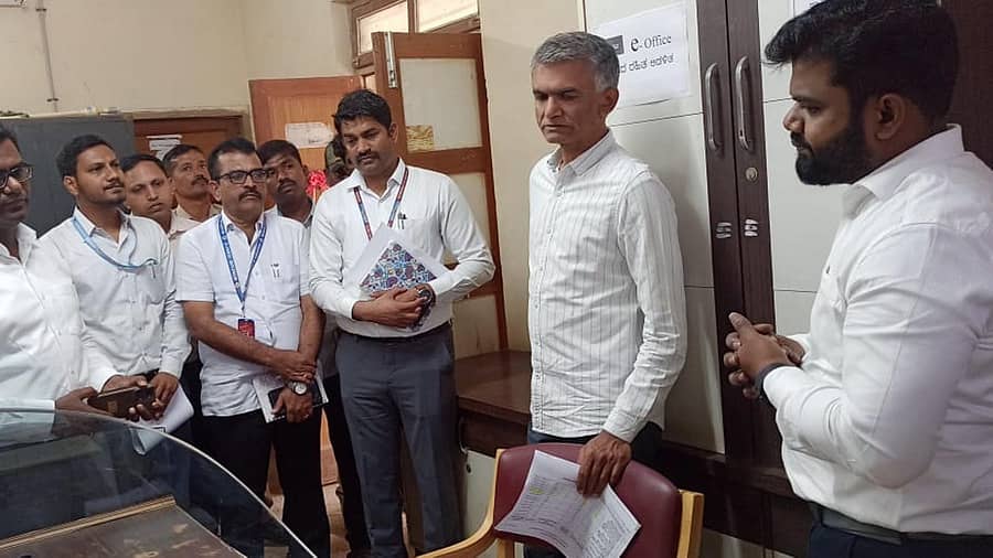 ರಾಣೆಬೆನ್ನೂರಿನ ತಹಶೀಲ್ದಾರ ಕಚೇರಿಗೆ ಕಂದಾಯ ಸಚಿವ ಕೃಷ್ಣ ಬೈರೇಗೌಡ ಅವರು ಭೇಟಿ ನೀಡಿ ಇ -ಆಡಳಿತ ಮತ್ತು ವಿವಿಧ ದಾಖಲಾತಿಗಳ ಬಗ್ಗೆ ಮಾಹಿತಿ ಪಡೆದು ಪರಿಶೀಲನೆ ಮಾಡಿದರು.