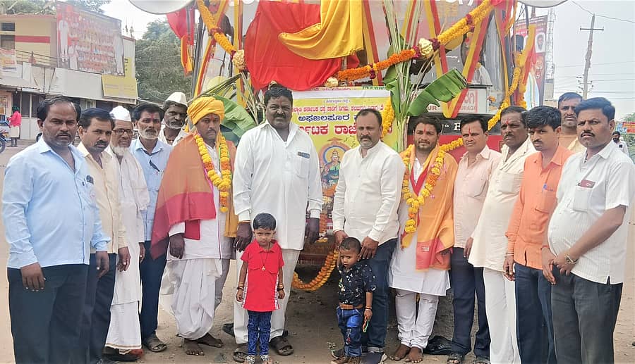 ಕನ್ನಡ ಭಾಷೆಯ ಅಭಿಮಾನ ಹೊಂದಿರುವ ಅಫಜಲಪುರ ಬಸ್ ಘಟಕದ ಚಾಲಕ ನಾಗಪ್ಪ ಉಪ್ಪಿನ್ ಅವರನ್ನು ಮಣ್ಣೂರು ಗ್ರಾಮ ಪಂಚಾಯಿತಿಂದ ಕರ್ನಾಟಕ ರಾಜ್ಯೋತ್ಸವ ಪ್ರಯುಕ್ತ ಸನ್ಮಾನಿಸಿದರು