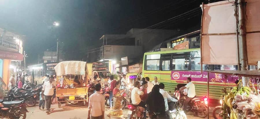 ರಟ್ಟೀಹಳ್ಳಿ ಪಟ್ಟಣದ ಭಂಟೇಶ್ವರ ದೇವಸ್ಥಾನದ ಸಮೀಪ ರಾತ್ರಿ ವೇಳೆ ವಾಹನ ದಟ್ಟಣೆ ಉಂಟಾಗಿರುವುದು 