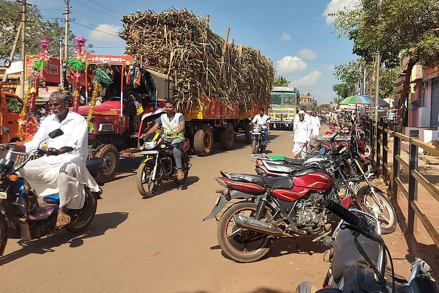 ಬಾದಾಮಿ ಮುಖ್ಯ ರಸ್ತೆಯಲ್ಲಿ ಕಬ್ಬಿನ ಟ್ರ್ಯಾಕ್ಟರ್, ಮರಳು ಸಾಗಿಸುವ ಲಾರಿ ಮತ್ತು ಬೈಕ್ ಮಧ್ಯದಲ್ಲಿಯೇ ಪಾದಚಾರಿಗಳ ಸಂಚಾರ