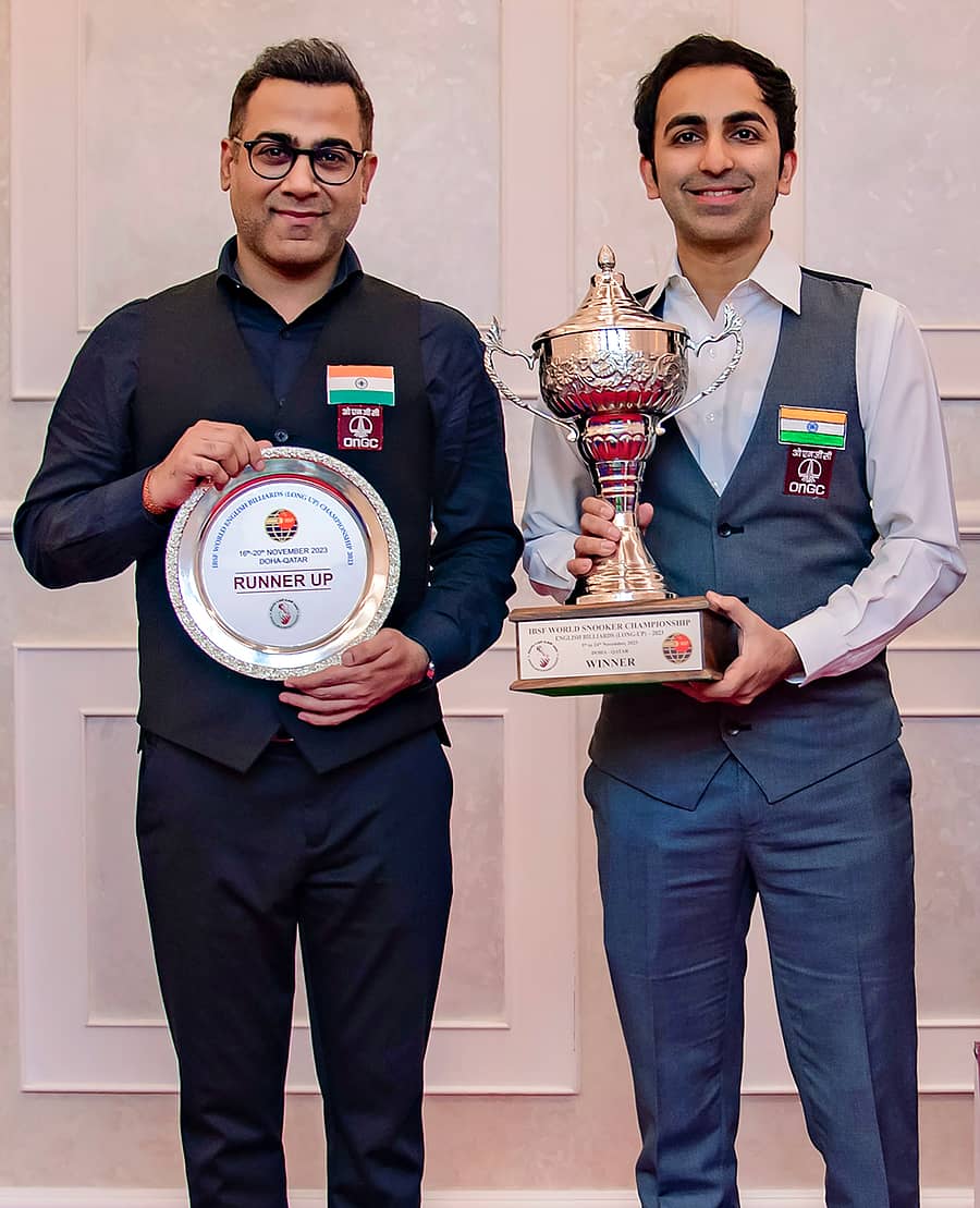 ಟ್ರೋಫಿಯೊಂದಿಗೆ ಪಂಕಜ್‌ ಅಡ್ವಾಣಿ (ಬಲ) ಹಾಗೂ ಸೌರವ್‌ ಕೊಠಾರಿ