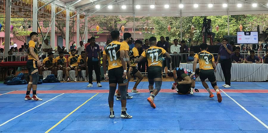 ಮಂಗಳೂರು ವಿವಿ ಆಟಗಾರರು ಶ್ರೀ ಜಗನ್ನಾಥ ಸಂಸ್ಕೃತ ವಿವಿ ತಂಡದ ಆಟಗಾರನನ್ನು ಬಲೆಗೆ ಕೆಡವಿದ ದೃಶ್ಯ