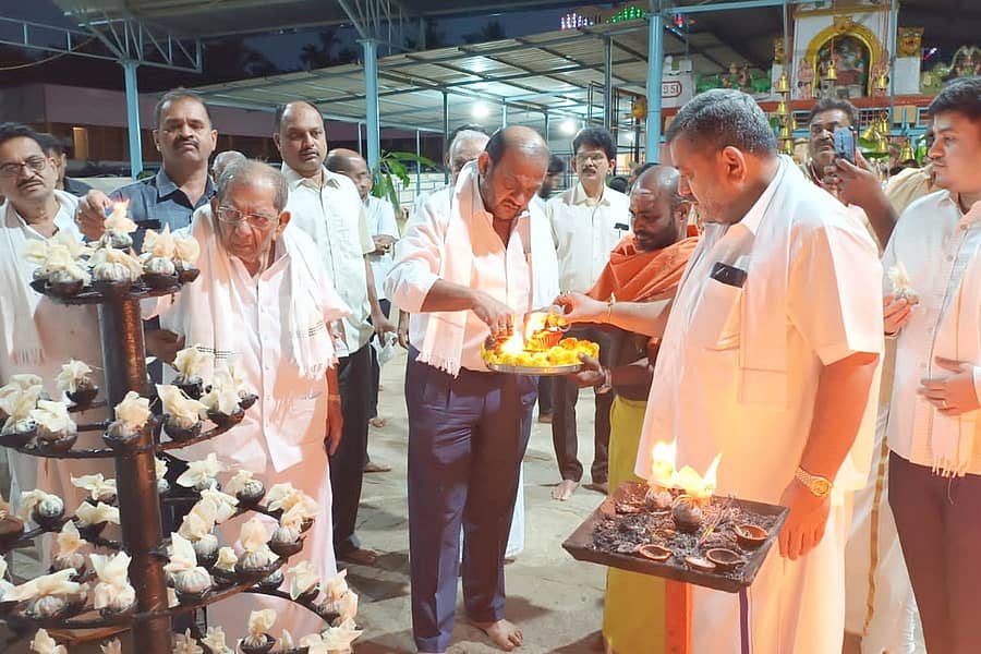 ಚನ್ನಗಿರಿ ತಾಲ್ಲೂಕು ಮಾವಿನಹೊಳೆ ಗ್ರಾಮದ ಮಹಾರುದ್ರಸ್ವಾಮಿ ದೇವಸ್ಥಾನದಲ್ಲಿ ಜಿಲ್ಲಾ ಉಸ್ತುವಾರಿ ಸಚಿವ ಎಸ್.ಎಸ್. ಮಲ್ಲಿಕಾರ್ಜುನ್ ಹಾಗೂ ಶಾಸಕ ಶಾಮನೂರು ಶಿವಶಂಕರಪ್ಪ ಮಂಗಳವಾರ ಕಾರ್ಕಿತೋತ್ಸವದಲ್ಲಿ ಭಾಗಿಯಾದರು