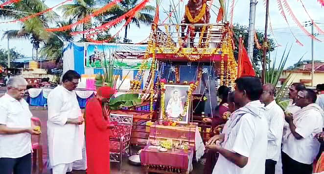 ಬೈಲಹೊಂಗಲ ತಾಲ್ಲೂಕಿನ ಉಡಕೇರಿ ಗ್ರಾಮದಲ್ಲಿ ಬಸವೇಶ್ವರ ಕಂಚಿನ ಮೂರ್ತಿಗೆ ಗಗುಗಿನ ತೋಂಟದ ಸಿದ್ದರಾಮ ಸ್ವಾಮೀಜಿ ಪೂಜೆ ಸಲ್ಲಿಸಿದರು