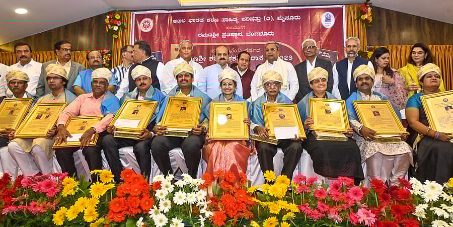 <div class="paragraphs"><p>ಕಾರ್ಯಕ್ರಮದಲ್ಲಿ (ಕುಳಿತವರು ಎಡದಿಂದ) ಎನ್. ತಿಮ್ಮಪ್ಪ, ಓಂಕಾರ್‌ನಾಥ್ ಹವಾಲ್ದಾರ್, ಬಸವರಾಜ ಸಾದರ, ಎ.ಜೆ. ಶಿವಕುಮಾರ್, ದೇವರಾಜು ಪಿ. ಚಿಕ್ಕಹಳ್ಳಿ, ಡಾ.ವಿಜಯಲಕ್ಷ್ಮಿ ಬಾಳೇಕುಂದ್ರಿ, ಜೆ.ಎಸ್. ಖಂಡೇರಾವ್, ವೀಣಾ ಬನ್ನಂಜೆ, ಕುಮಾರ ಕಣವಿ ಮತ್ತು ಸ್ನೇಹಾ ಕಪ್ಪಣ್ಣ ಅವರಿಗೆ ಪ್ರಶಸ್ತಿ ಪ್ರದಾನ ಮಾಡಲಾಯಿತು. </p></div>