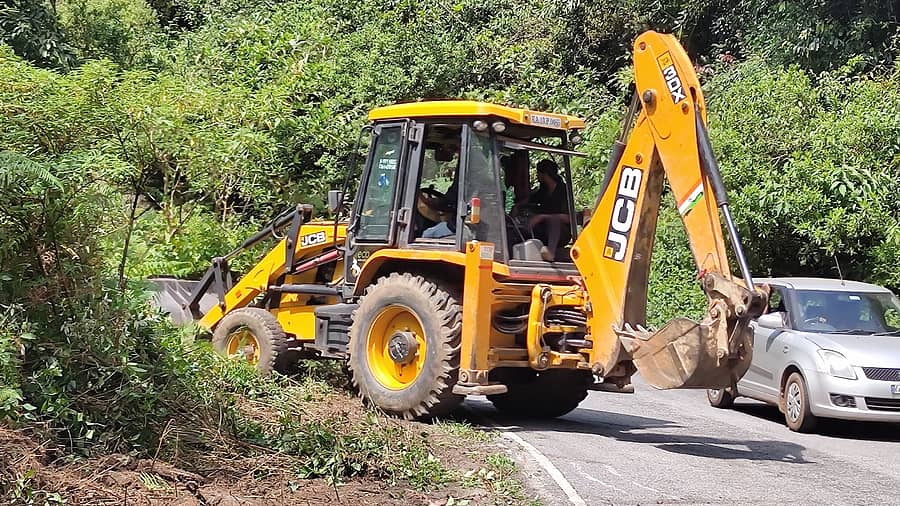 ಕಳಸ-ಕುದುರೆಮುಖ- ಎಸ್.ಕೆ. ಬಾರ್ಡರ್ ಹೆದ್ದಾರಿಯಲ್ಲಿ ಬುಧವಾರ ಜೆಸಿಬಿ ಬಳಸಿ ರಸ್ತೆ ಬದಿ ಪೊದೆ ನಿವಾರಣೆ ಮಾಡುತ್ತಿರುವುದು