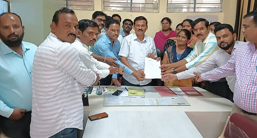 ಮಾನ್ವಿಯಲ್ಲಿ ಸರ್ಕಾರಿ ಪ್ರಥಮ ದರ್ಜೆ ಕಾಲೇಜಿನ ಅತಿಥಿ ಉಪನ್ಯಾಸಕರು ಪ್ರಾಂಶುಪಾಲ ಜೆ.ಎಲ್.ಈರಣ್ಣ ಅವರಿಗೆ ಮನವಿ ಸಲ್ಲಿಸಿದರು