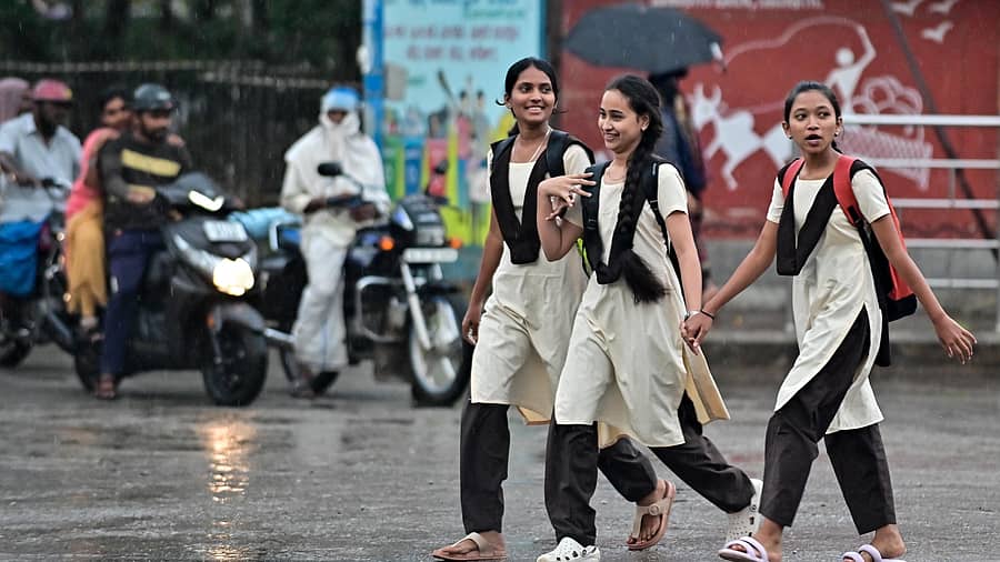 ದಾವಣಗೆರೆಯ ಡೆಂಟಲ್ ಕಾಲೇಜು ರಸ್ತೆಯ ಬಳಿ ಬುಧವಾರ ಸಂಜೆ ಸುರಿದ ಜಿಟಿಜಿಟಿ ಮಳೆಯಲ್ಲೇ ವಿದ್ಯಾರ್ಥಿನಿಯರು ಪರಸ್ಪರ ಕೈ ಹಿಡಿದುಕೊಂಡು ರಸ್ತೆ ದಾಟುತ್ತಿರುವುದು –ಪ್ರಜಾವಾಣಿ ಚಿತ್ರ/ ಸತೀಶ ಬಡಿಗೇರ್