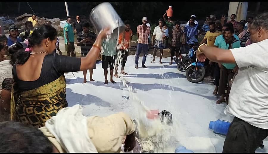 ಶ್ರವಣಬೆಳಗೊಳ ಹೋಬಳಿಯ ಹಡೇನಹಳ್ಳಿಯಲ್ಲಿ ಶುಕ್ರವಾರ ರಾತ್ರಿ ಗ್ರಾಮದ ಹಾಲು ಉತ್ಪಾದಕರು, ಹಾಲನ್ನು ನೆಲಕ್ಕೆ ಚೆಲ್ಲಿ ಪ್ರತಿಭಟನೆ ನಡೆಸಿದರು
