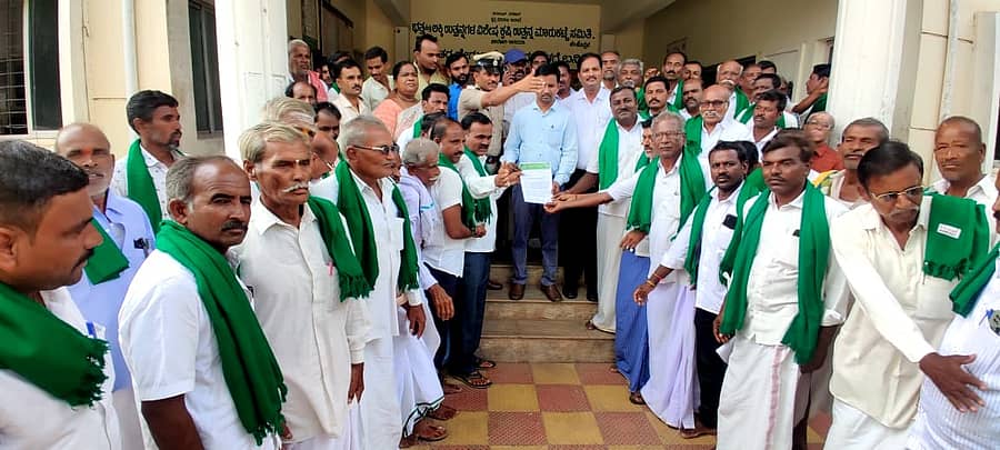ಬೆಳೆ ಹಾನಿಗೆ ಅಗತ್ಯ ಪರಿಹಾರ, ವಿಮಾ ಸೌಲಭ್ಯ ಕಲ್ಪಿಸಬೇಕು ಎಂದು ಆಗ್ರಹಿಸಿ ರೈತರು ತಹಶೀಲ್ದಾರ್ಗೆ ಮನವಿ ಸಲ್ಲಿಸಿದರು