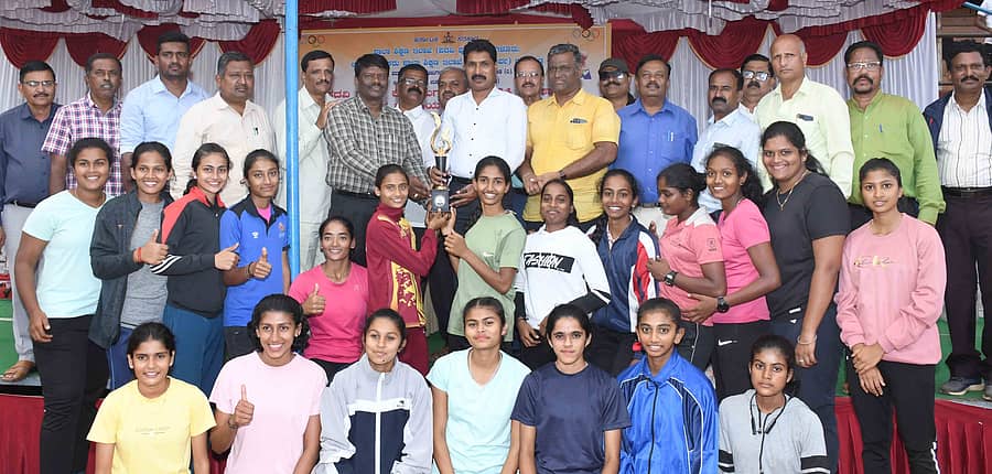 ಧಾರವಾಡದಲ್ಲಿ ನಡೆದ ಪಿಯು ಕಾಲೇಜು ವಿದ್ಯಾರ್ಥಿನಿಯರ ರಾಜ್ಯಮಟ್ಟದ ಅಥ್ಲೆಟಿಕ್ಸ್ ಪಂದ್ಯಾವಳಿಯಲ್ಲಿ ಚಾಂಪಿಯನ್ ಸ್ಥಾನ ಪಡೆದ ದಕ್ಷಿಣ ಕನ್ನಡ ಜಿಲ್ಲೆ ತಂಡದ ವಿದ್ಯಾರ್ಥಿನಿಯರು ಟ್ರೋಫಿ ಪಡೆದರು
ಪ್ರಜಾವಾಣಿ ಚಿತ್ರ