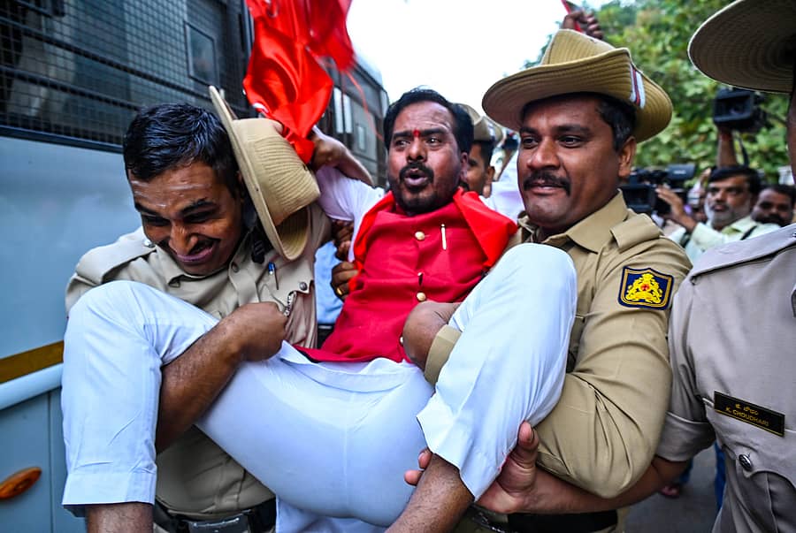 ಕಲಬುರಗಿಯಲ್ಲಿ ಬುಧವಾರ ಕಲ್ಯಾಣ ಕರ್ನಾಟಕ ಪ್ರತ್ಯೇಕ ರಾಜ್ಯ ಹೋರಾಟ ಸಮಿತಿಯ ಮುಖಂಡ ಎಂ.ಎಸ್. ಪಾಟೀಲ ನರಿಬೋಳ ಅವರನ್ನು ವಶಕ್ಕೆ ‍ಪಡೆದ ಪೊಲೀಸರು -ಪ್ರಜಾವಾಣಿ ಚಿತ್ರ