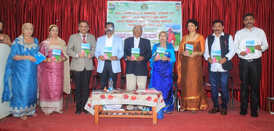 <div class="paragraphs"><p>ಫೀಲ್ಡ್ ಮಾರ್ಷಲ್ ಕೆ.ಎಂ.ಕಾರ್ಯಪ್ಪ ಕಾಲೇಜಿನಲ್ಲಿ ಶುಕ್ರವಾರ ನಡೆದ ಕಾರ್ಯಕ್ರಮದಲ್ಲಿ ಕೊಟ್ಟುಕತ್ತಿರ ಪ್ರಕಾಶ್ ಕಾರ್ಯಪ್ಪ ಅವರ ‘ನಾಡ ಕೊಡಗ್’ ಪುಸ್ತಕವನ್ನು ಹಿರಿಯ ಸಾಹಿತಿ ಬಾಚರಣಿಯಂಡ ಅಪ್ಪಣ್ಣ ಬಿಡುಗಡೆ ಮಾಡಿದರು. </p></div>