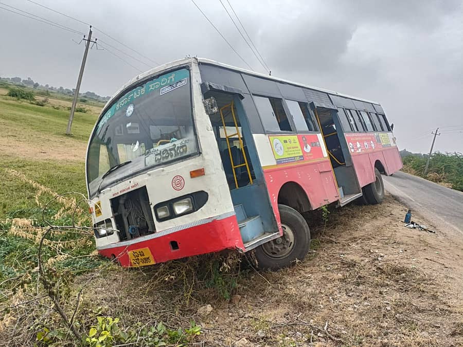 ವಡಗೇರಾ ಪಟ್ಟಣದ ಮೊರಾರ್ಜಿ ದೇಸಾಯಿ ವಸತಿ ಶಾಲೆಯ ಹತ್ತಿರ ಸಾರಿಗೆ ಬಸ್ ಸ್ಟೇರಿಂಗ್ ರಾಡ್ಕಟ್ ಆಗಿ ರಸ್ತೆ ಬದಿ ಇರುವ ಗುಂಡಿಗೆ ಉರುಳಿರುವುದು