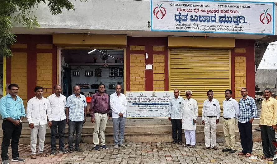 ವಿಜಯಪುರ ಜಿಲ್ಲೆಯ ಮುತ್ತಗಿ ಗ್ರಾಮದಲ್ಲಿ ಈರುಳ್ಳಿ ಬೀಜ ಉತ್ಪಾದನೆ ಹಾಗೂ ಸಾವಯವ ಕೃಷಿಯಿಂದ ಬೆಳೆದ ಉತ್ಪನ್ನಗಳ ಖರೀದಿ ಕುರಿತು ತರಬೇತಿ ಕಾರ್ಯಕ್ರಮ ಜರುಗಿತು