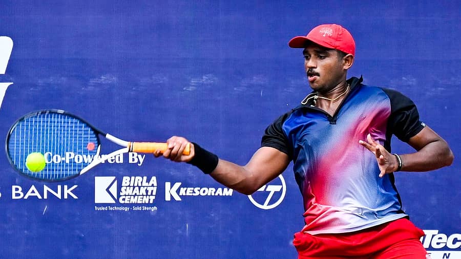 <div class="paragraphs"><p>ಕಲಬುರಗಿಯ ಚಂದ್ರಶೇಖರ ಪಾಟೀಲ ಕ್ರೀಡಾಂಗಣದಲ್ಲಿ ನಡೆಯುತ್ತಿರುವ ಐಟಿಎಫ್ ಪುರುಷರ ಟೆನಿಸ್ ಟೂರ್ನಿಯ&nbsp;ಸಿಂಗಲ್ಸ್ ವಿಭಾಗದ ಮೊದಲ ಸುತ್ತಿನ ಪಂದ್ಯದಲ್ಲಿ ಮಂಗಳವಾರ ಕರ್ನಾಟಕದ ಮನೀಷ್ ಗಣೇಶ್ ಆಟದ ವೈಖರಿ </p></div>