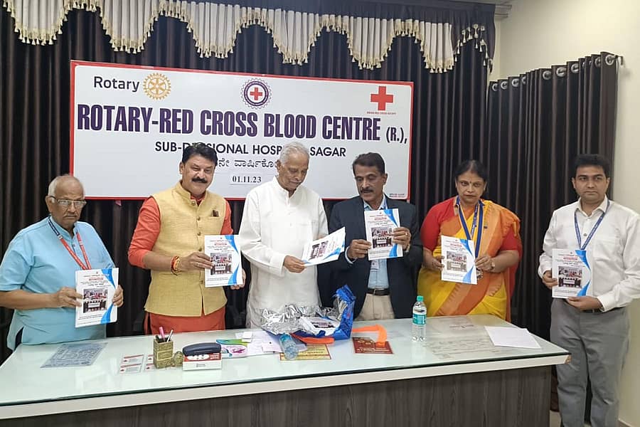 ಸಾಗರದಲ್ಲಿ ಗುರುವಾರ ನಡೆದ ರೋಟರಿ ರಕ್ತನಿಧಿ ಕೇಂದ್ರದ 5 ನೇ ವಾರ್ಷಿಕೋತ್ಸವ ಆಚರಣೆ ಸಮಾರಂಭದಲ್ಲಿ ಕೇಂದ್ರದ ಸಾಧನೆಗಳ ಕುರಿತು ಪ್ರಕಟಗೊಂಡಿರುವ ಕಿರು ಹೊತ್ತಿಗೆಯನ್ನು ಶಾಸಕ ಗೋಪಾಲಕೃಷ್ಣ ಬೇಳೂರು ಬಿಡುಗಡೆ ಮಾಡಿದರು