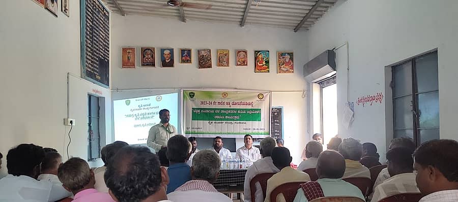 ಗಂಗಾವತಿ ತಾಲ್ಲೂಕಿನ ಮಲ್ಲಾಪುರ ಗ್ರಾಮದ ಪ್ರಾಥಮಿಕ ಕೃಷಿ ಪತ್ತಿನ ಸಹಕಾರ ಸಂಘದ ಆವರಣದಲ್ಲಿ ರೈತ ಜಾಗೃತಿ ಕಾರ್ಯಕ್ರಮದಲ್ಲಿ ಕೃಷಿ ಅಧಿಕಾರಿ ಪ್ರಕಾಶ ಮಾತನಾಡಿದರು