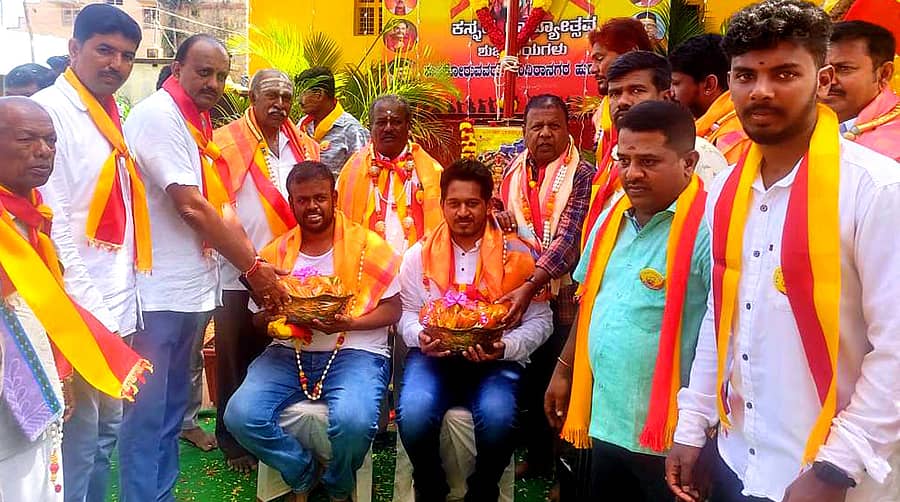 ವಿಜಯಪುರ ಪಟ್ಟಣದ ಇಂದಿರಾನಗರದಲ್ಲಿ ಆಯೋಜಿಸಿದ್ದ 68ನೇ ವರ್ಷದ ಕರ್ನಾಟಕ ರಾಜ್ಯೋತ್ಸವದಲ್ಲಿ ಇಂದಿರಾನಗರದ ಯುವಕರನ್ನು ಅಭಿನಂದಿಸಿದರು